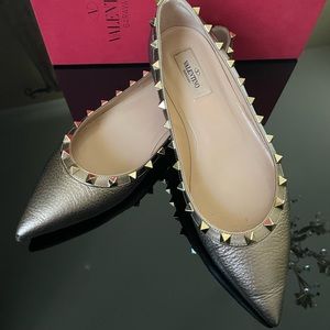 Authentic Valentino pebbled gold signature rockstud size38.5 worn twice with box